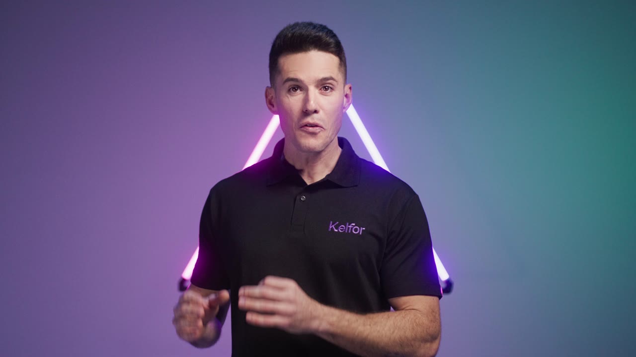 Apresentador da Kelfor em estúdio com iluminação violeta