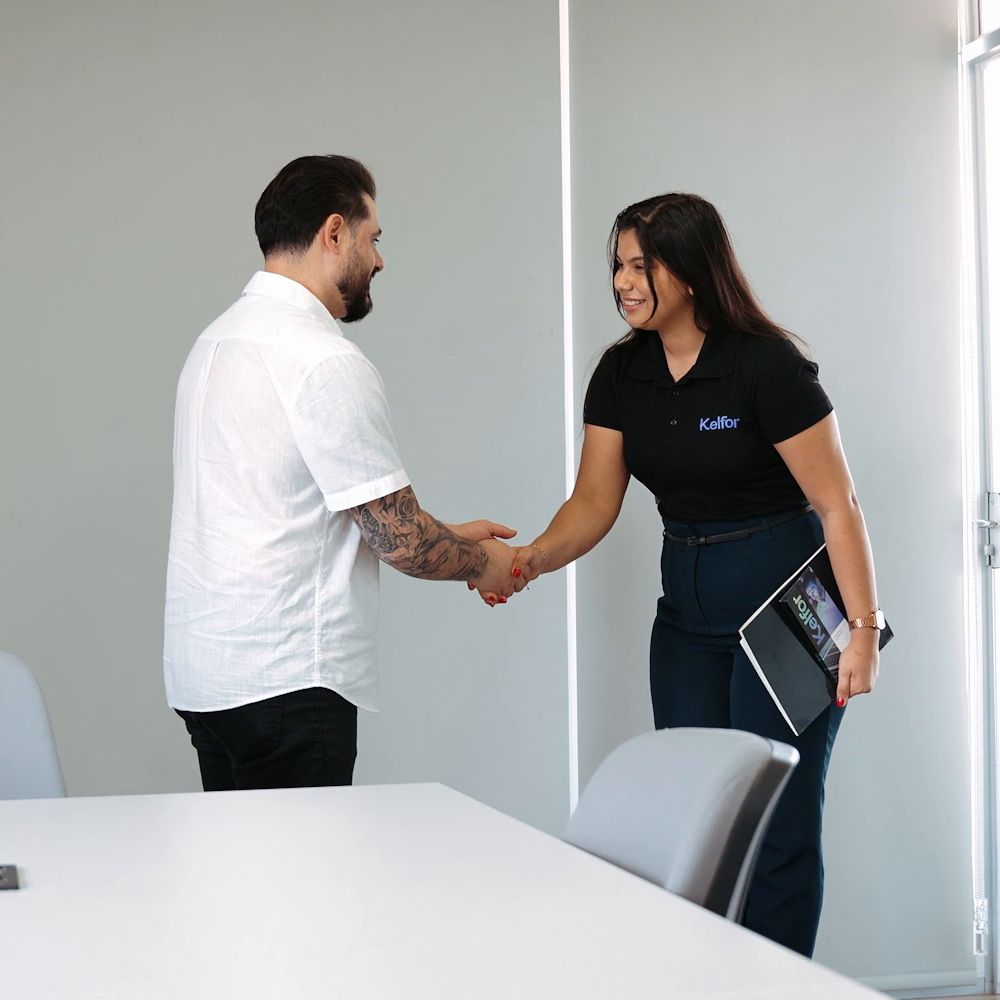 Associado cumprimenta consultora da Kelfor